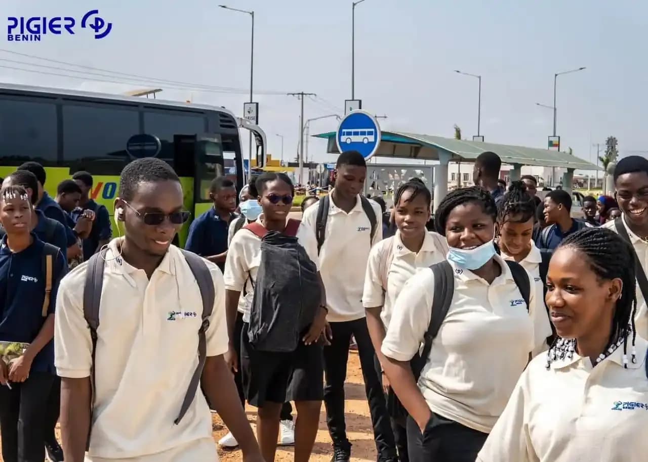 Les apprenants de PIGIER Bénin arrivent en bus à la GDIZ
