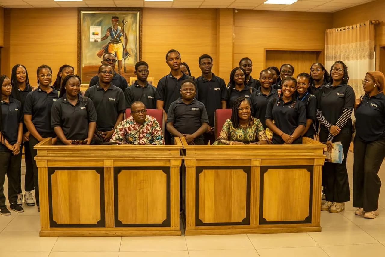 Photo de groupe des apprenants de PIGIER Bénin dans la salle d'audience de la Cour Constitutionnelle